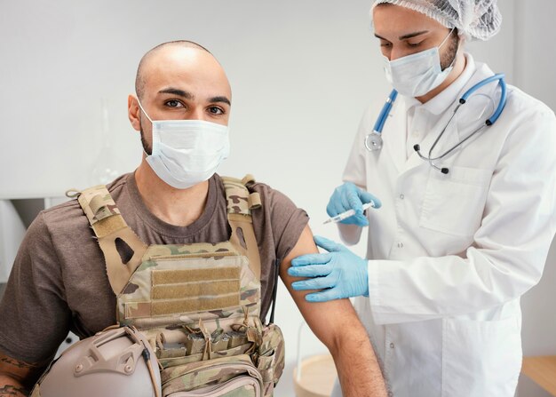 Uomo dell'esercito che si vaccina