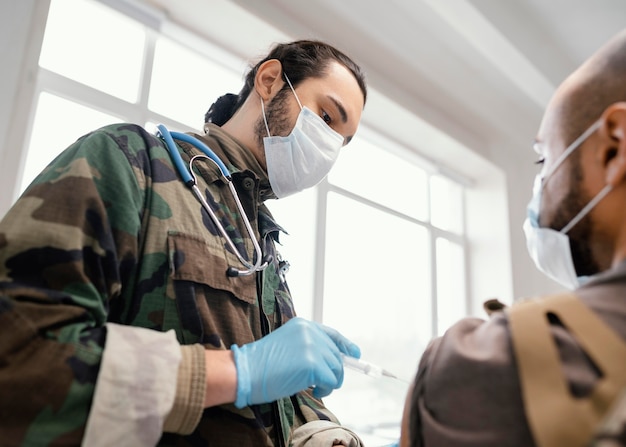 Uomo dell'esercito che si vaccina