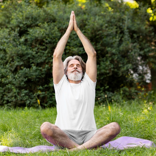 Uomo della foto a figura intera che fa yoga