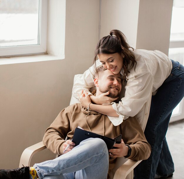 Uomo della holding della donna del colpo medio