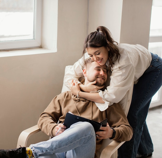 Uomo della holding della donna del colpo medio