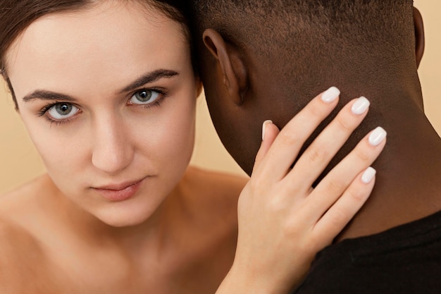 Uomo della holding della donna del primo piano