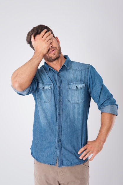 uomo deluso che indossa una camicia di jeans