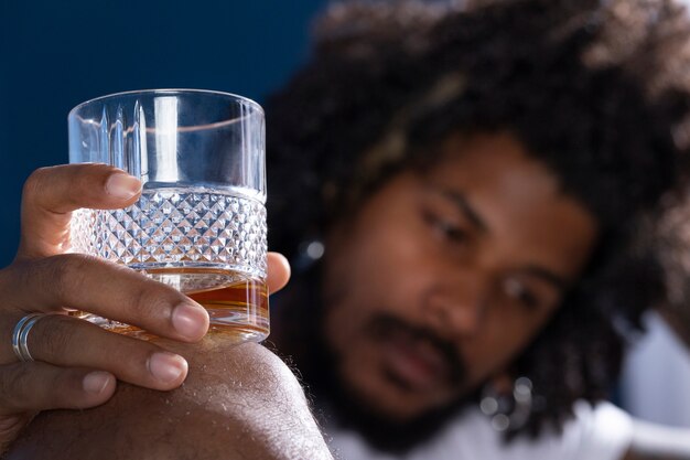 Uomo depresso vista frontale con alcol