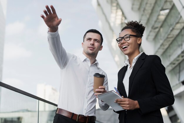 Uomo di affari che gesturing con la mano