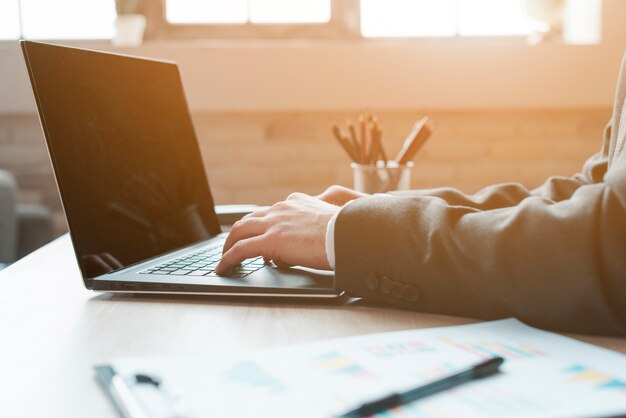 Uomo di affari che lavora in un desktop dell&#39;ufficio