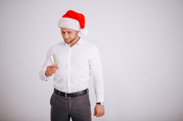 Uomo di affari in cappello della Santa con vetro di champaigne
