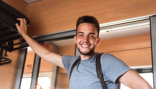 Uomo di angolo basso che posa in treno