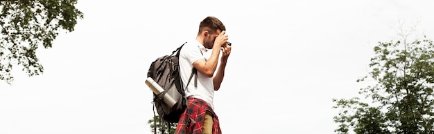 Uomo di angolo basso con la macchina fotografica