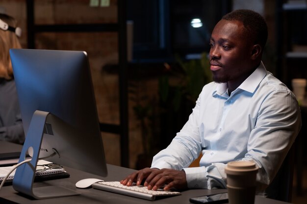 Uomo di colore che utilizza il computer