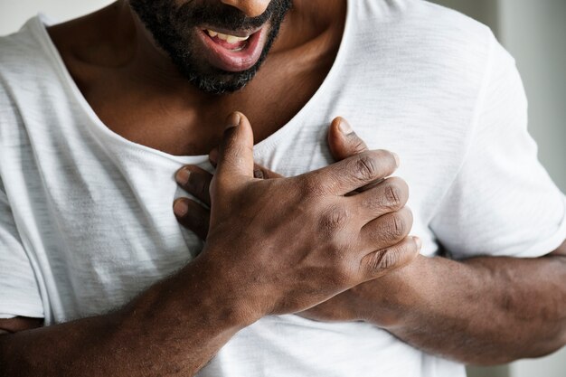 Uomo di colore con un attacco di cuore