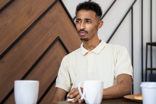 Uomo di colore medio al lavoro