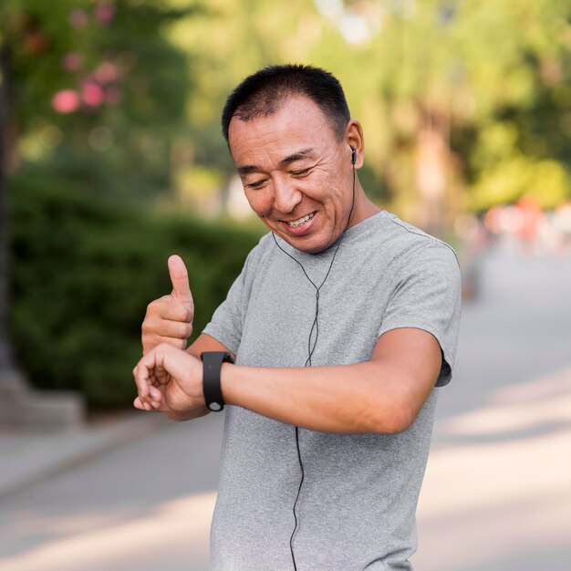 Uomo di colpo medio che controlla orologio