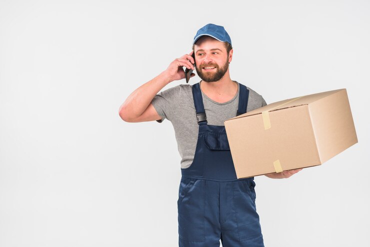 Foto gratuito uomo di consegna con grande scatola parlando per telefono