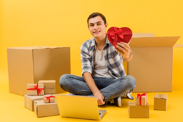 Uomo di consegna con pacchetti per San Valentino