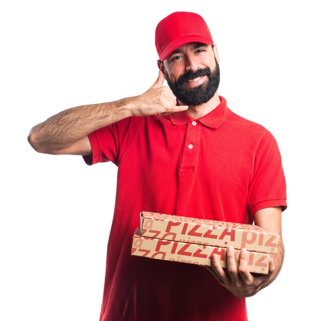 Uomo di consegna pizza che fa gesto del telefono