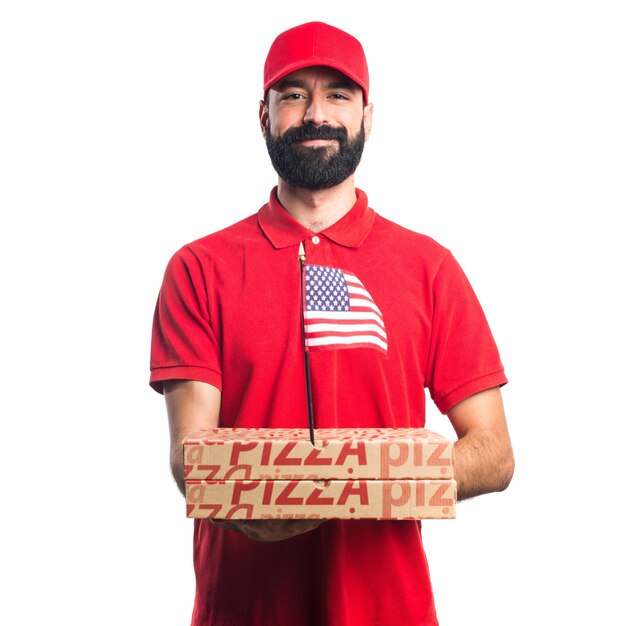 Uomo di consegna pizza detiene una bandiera americana