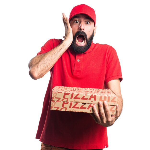 Uomo di consegna pizza facendo gesto di sorpresa