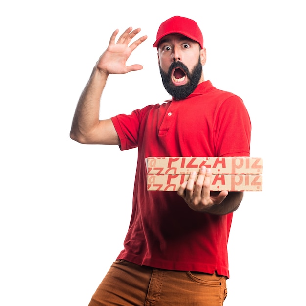 Uomo di consegna pizza facendo gesto di sorpresa