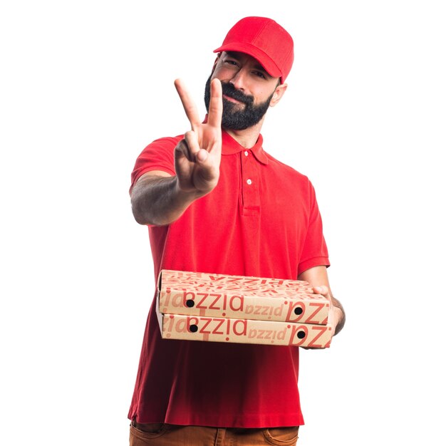 Uomo di consegna pizza facendo il gesto di vittoria