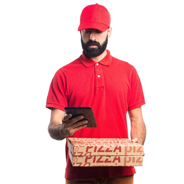 Uomo di consegna pizza in possesso di un tavoletta
