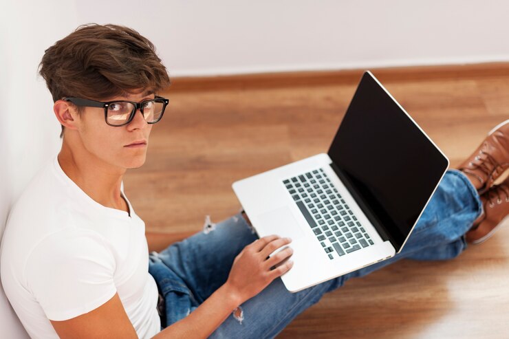 Uomo di hipster che lavora al computer portatile