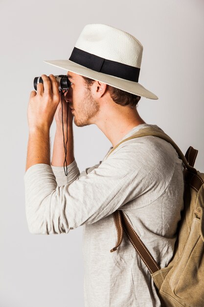 Uomo di Hipster con cappello e binocolo