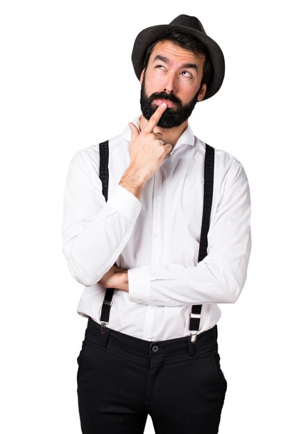 Uomo di Hipster con il pensiero della barba