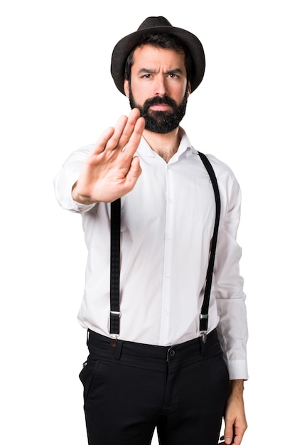 Uomo di Hipster con la barba che fa segno di arresto