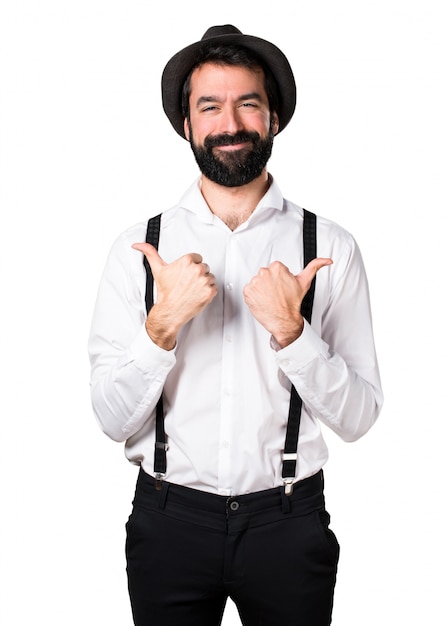 Uomo di Hipster con la barba con il pollice in su