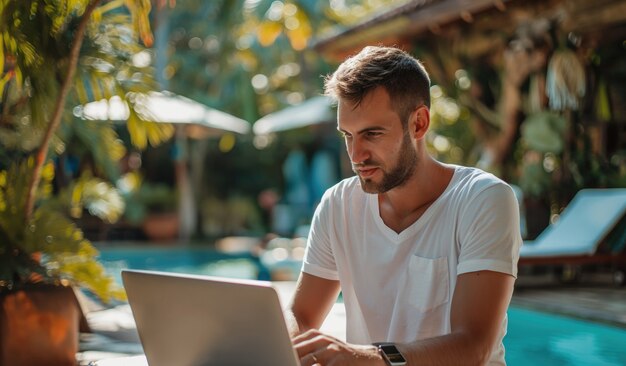 Uomo di medio livello che vive come un nomade digitale