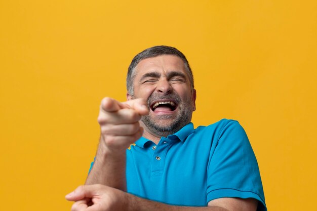 Uomo di mezza età che celebra la vita