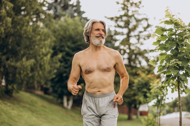 Uomo di mezza età che pareggia nel parco