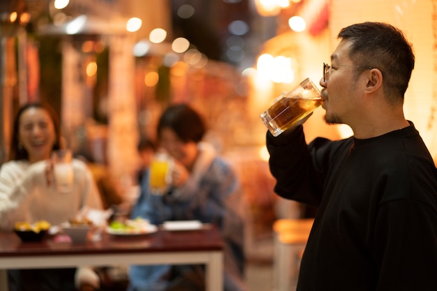 Uomo di mezza età che si diverte al ristorante