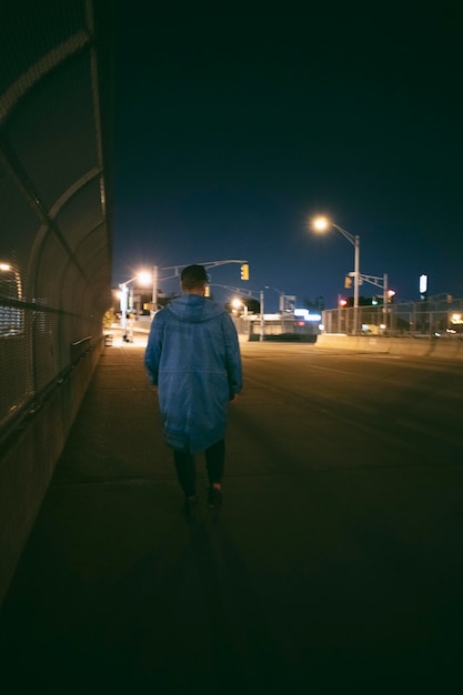 Uomo di notte per le strade della città