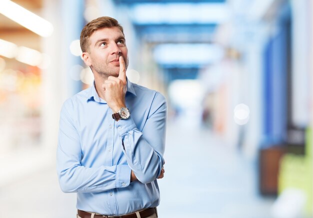 Uomo di pensiero con un dito in bocca