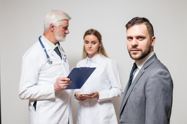 Uomo di sangue due braccio di salute clinica