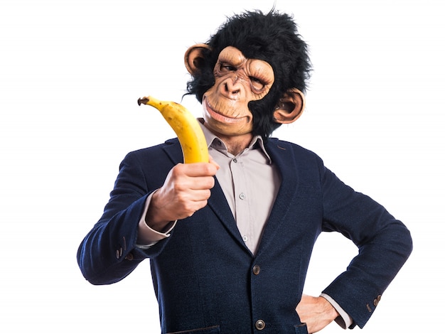 Uomo di scimmia che tiene una banana