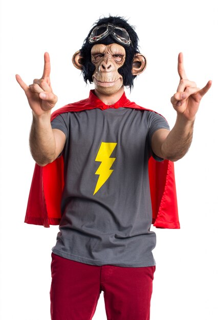 Uomo di scimmia supereroe che fa il gesto del corno
