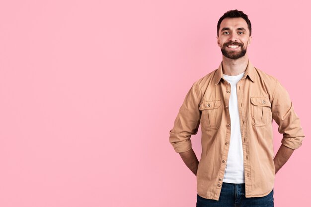 Uomo di smiley che propone con lo spazio della copia