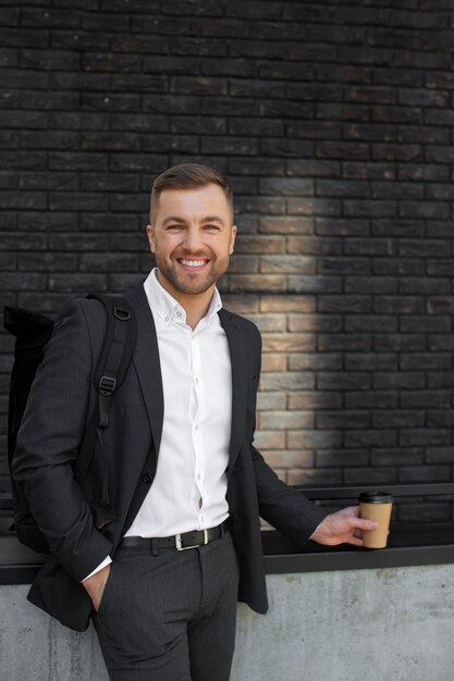 Uomo di smiley colpo medio con lo zaino