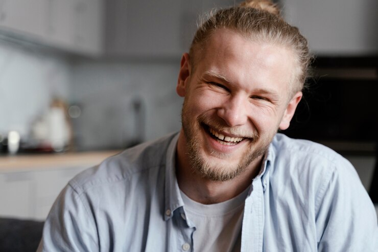 Foto gratuito uomo di smiley colpo medio in posa
