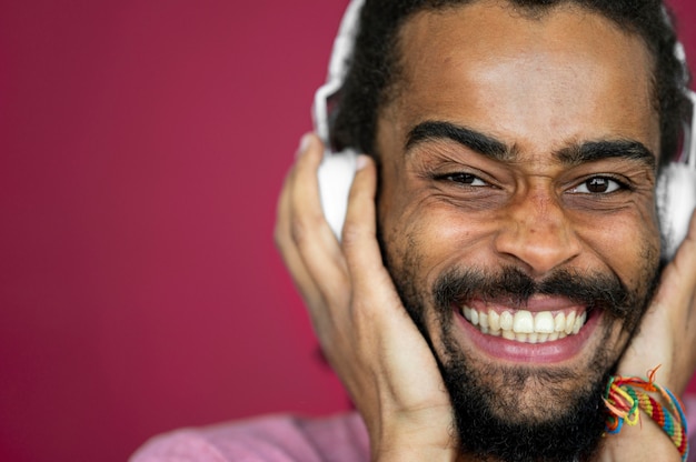 Uomo di smiley con teme che indossa il primo piano delle cuffie