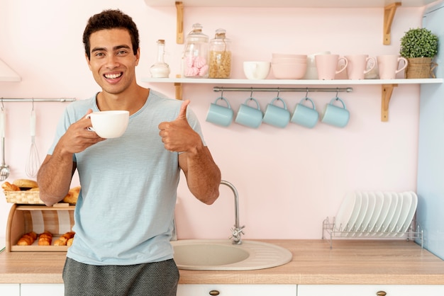 Uomo di smiley del colpo medio che mostra approvazione