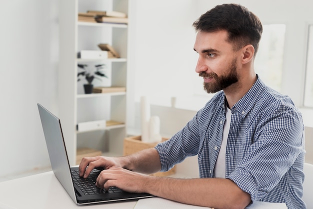 Uomo di smiley dell'angolo alto al modello dell'ufficio