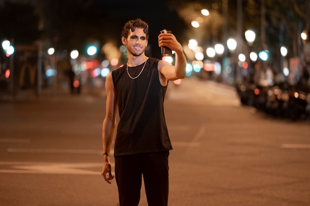 Uomo di smiley di vista frontale che prende selfie