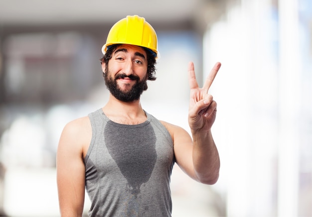 Uomo di sport con un casco