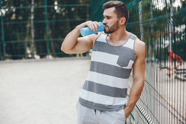 Uomo di sport in un parco di mattina di estate