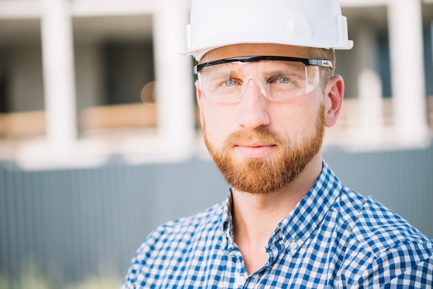 Uomo di successo nel casco