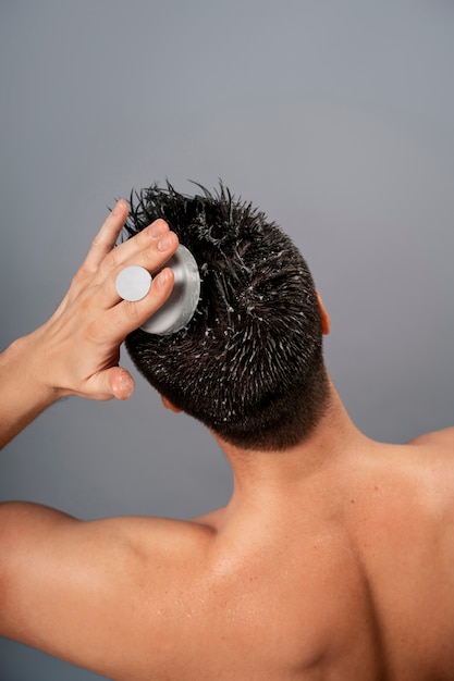 Uomo di taglia media che si fa un massaggio al cuoio capelluto.